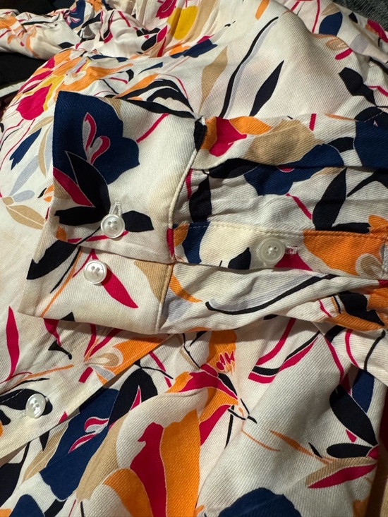 Chico’s Women’s Floral BottomDown Top Size 2 CreamMulticolor Lightweight Blouse - Picture 9 of 10